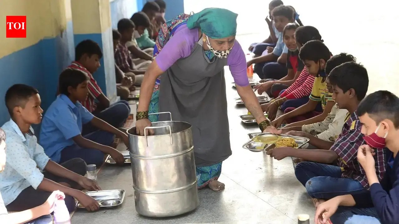 ਲੁਧਿਆਣਾ ਦੇ ਸਕੂਲਾਂ ਵਿੱਚ ਮਿਡ-ਡੇਲ ਮੀਲਾਂ ਦਾ ਰੋਕਾ: ਵੈਂਡਰ ਬਿੱਲਾਂ ਦੇ ਲੰਬੇ ਪेंडਿੰਗ ਹੋਣ ਕਾਰਨ ਸਿੱਖਿਆ ਪ੍ਰਣਾਲੀ 'ਤੇ ਵੱਡਾ ਸਵਾਲ
