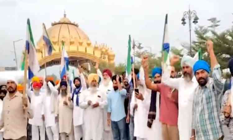 अमृतसर के गोल्डन गेट पर प्रदर्शन: परविंदर झोटा की मौत को लेकर बवाल